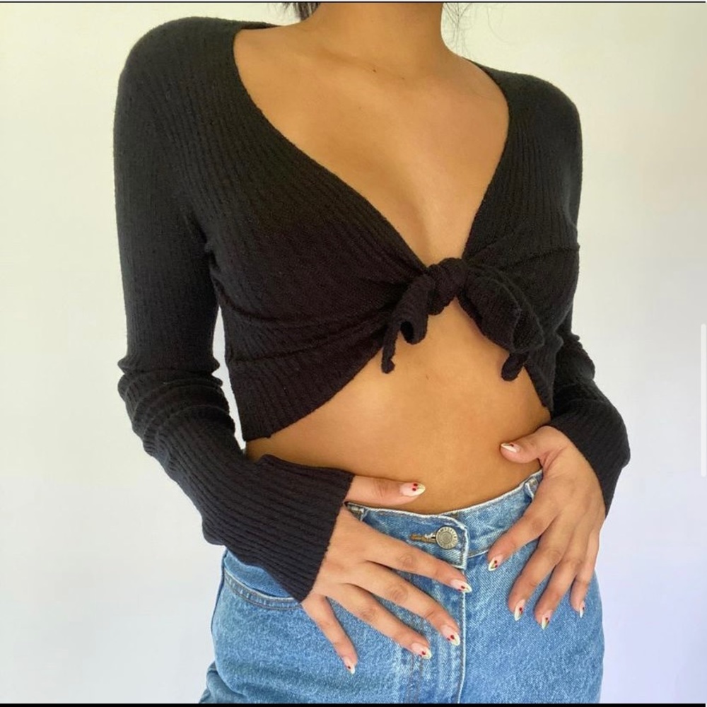 Black long sleeve crop